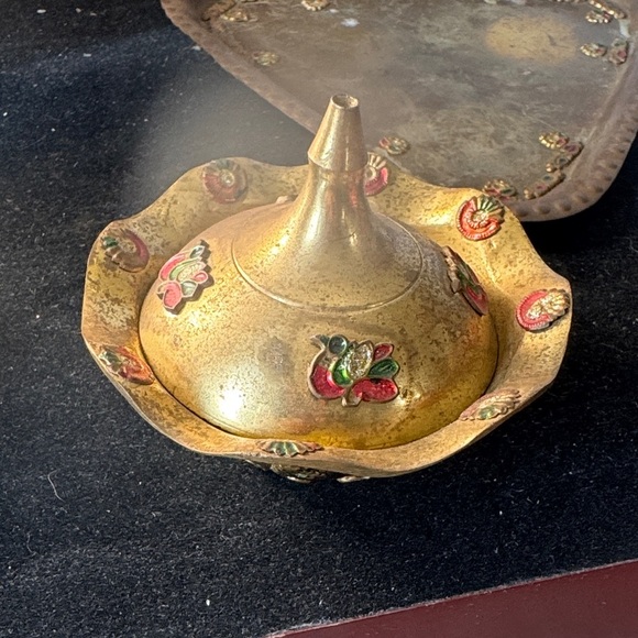 Vintage Brass Spice Set with Floral Design - Picture 4 of 16